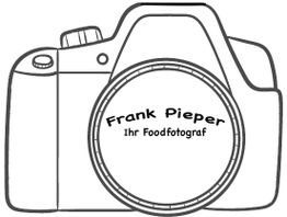 Kamera-Skizze mit Text: „Frank Pieper – Ihr Foodfotograf“ auf dem Objektiv.