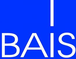 Blauer Hintergrund mit weißem Text "BAIS" und einem vertikalen Strich oben.
