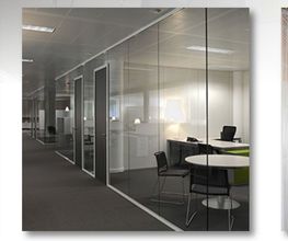 Drei moderne Bürobereiche mit Glastrennwänden und minimalistischer Einrichtung.