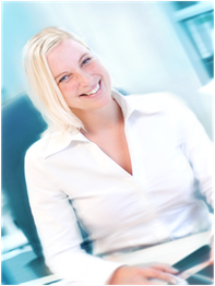 Lächelnde Frau in weißer Bluse im Büro. Unscharfer Hintergrund.