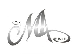 Logo mit geschwungenem, silbernem Text: "ADA MA GmbH".