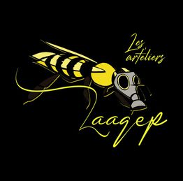 Logo jaune et noir d'une abeille avec masque à gaz et texte "Les ateliers Laager".