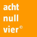 Orange Quadrat mit weißem Text: "acht null vier ©".