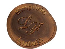 Placa de madeira redonda com as inscrições: "Empório Lufefo LF" em relevo.