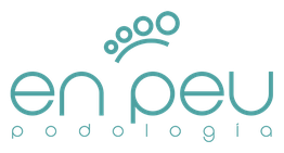 Logo turquesa de "en peu podología" con diseño de pie estilizado arriba.