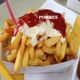 Pommes in einer Schale mit Ketchup und Mayo.