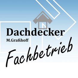 Logo eines Dachdeckerbetriebs mit Hausmotiv und blauem Hintergrund. Text: Dachdecker M. Graßhoff.