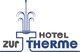 Logo mit blauem Springbrunnen und Text: "ZUR HOTEL THERME" in Blau und Grau.