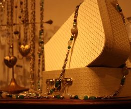 Schmuck von Noa Noa und Lisbeth Dahl.