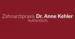 Text: Zahnarztpraxis Dr. Anne Kehler, Authentisch. In weißer Schrift auf dunkelrotem Hintergrund.