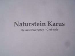 Text: "Naturstein Karus Steinmetzwerkstatt - Grabmale" auf weißem Hintergrund.
