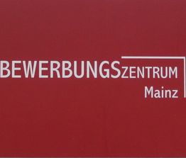 Rotes Schild mit weißer Schrift: "Bewerbungszentrum Mainz".