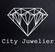 Logo mit weißem geometrischem Diamant und Text "City Juwelier" auf schwarzem Hintergrund.