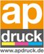 Logo mit "ap druck" und Website "www.apdruck.de", bunte Balken unten.
