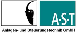 Schwarze Gesichtshälfte und Schrift "A.S.T" auf türkisfarbenem Hintergrund, mit Firmenname unten.