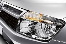 Nahaufnahme eines modernen Fahrzeugscheinwerfers in silberner Fassung.