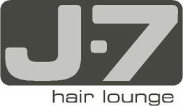 Grau-schwarzes Logo mit dem Text "J-7 hair lounge" in moderner Schriftart.