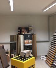 Ein Raum mit verschiedenen Bodenbelagsmustern und Mustertafeln an den Wänden.