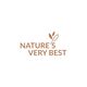 Logo mit Text "NATURE'S VERY BEST" und Blattmotiv in Braun.