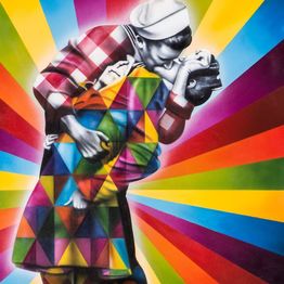 Casal se beijando em arte colorida, com fundo de raios multicoloridos.