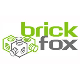 Logo: "brickfox" in grün und grau, daneben eine stilisierte, sechseckige Struktur.