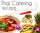 Thai-Catering-Werbung mit Suppe, Ananas, Kräutern und Chilischote auf weißem Hintergrund.