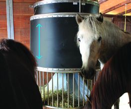 Pferde Futterautomaten , Kraftfutterdisierer und Heuautomaten für den Pferdestall und Weidestand.