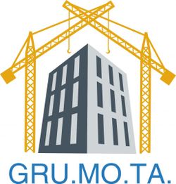 Logo con due gru gialle e un edificio grigio al centro. Testo: "GRU.MO.TA." in blu.