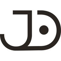 Schwarzes Logo mit stilisiertem „J“ und „D“ auf weißem Hintergrund.
