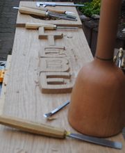 Anfertigung einer Urnengrababdeckung aus Eiche.