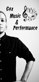 Linke Hälfte eines Mannes und Schriftzug "Cox Music & Performance" mit Noten und Notenschlüssel.