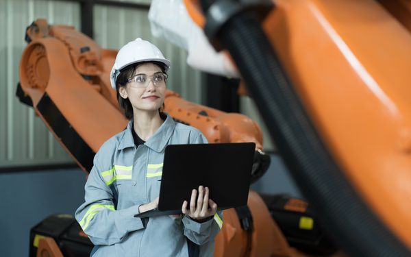 Mechatronikerin mit Laptop in der Hand