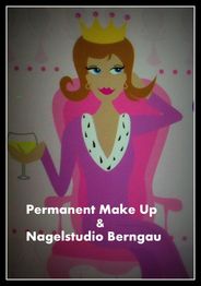 Frau mit Krone im rosa Stuhl, Weinglas haltend; Text: Permanent Make Up & Nagelstudio Berngau.