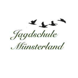 Schriftzug "Jagdschule Münsterland" mit vier fliegenden Vögeln darüber auf weißem Hintergrund.