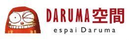 Caricatura de Daruma rojo sonriendo junto al texto "DARUMA espai Daruma" en letras rojas y negras.