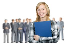 Junge Frau mit blauer Mappe lächelt, verschwommene Gruppe im Hintergrund.