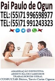 Casal discutindo no sofá, com contatos e serviços de "Pai Paulo de Ogun" acima.