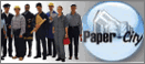 Gruppe von Arbeitern vor einem "Paper-City"-Logo.