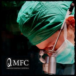 Persona con gorro quirúrgico y lentes especiales, enfocada en cirugía plástica y estética.