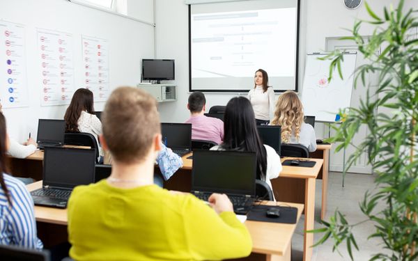 Fahrschüler sitzen im Fahrschulunterricht