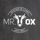 Logotipo do Mr. Ox com ilustração de boi e texto "Boutique de Carnes, Bar & Grill".