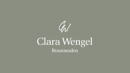 Grauer Hintergrund mit weißem Schriftzug "Clara Wengel Brautmoden" und Initialen "CW".