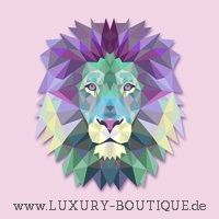 Buntes, geometrisches Löwenportrait auf rosa Hintergrund, Text: www.LUXURY-BOUTIQUE.de.