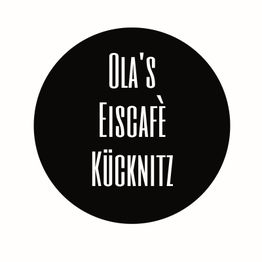 Schwarzer Kreis mit weißem Text: "Ola's Eiscafé Kücknitz".