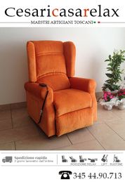 Poltrona arancione con comandi laterali, vicino a piante e fiori su un pavimento piastrellato.