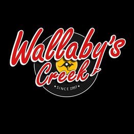 Logotipo "Wallaby's Creek" rojo sobre negro, con un disco y un wallaby en el centro.