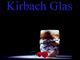 Blaues "Kirbach Glas" mit gemustertem Glas und rotem Ball auf schwarzem Hintergrund.