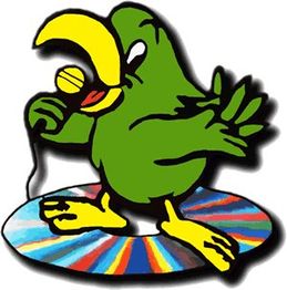 Grüner Papagei mit Mikrofon auf bunter Plattform.