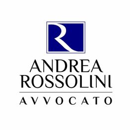 Logo con scritta “Andrea Rossolini Avvocato” in nero e simbolo bianco su sfondo blu.