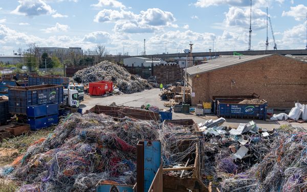 Schrottplatz mit Industrieabfällen